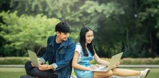 Czy można położyć PS5 poziomo?