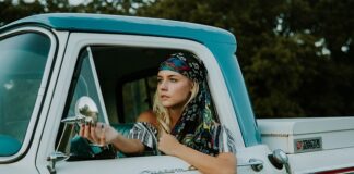 Jak trzymać się kierowcy na motorze?