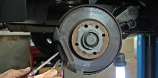 Czy pod tarcze hamulcowe daje się smar?